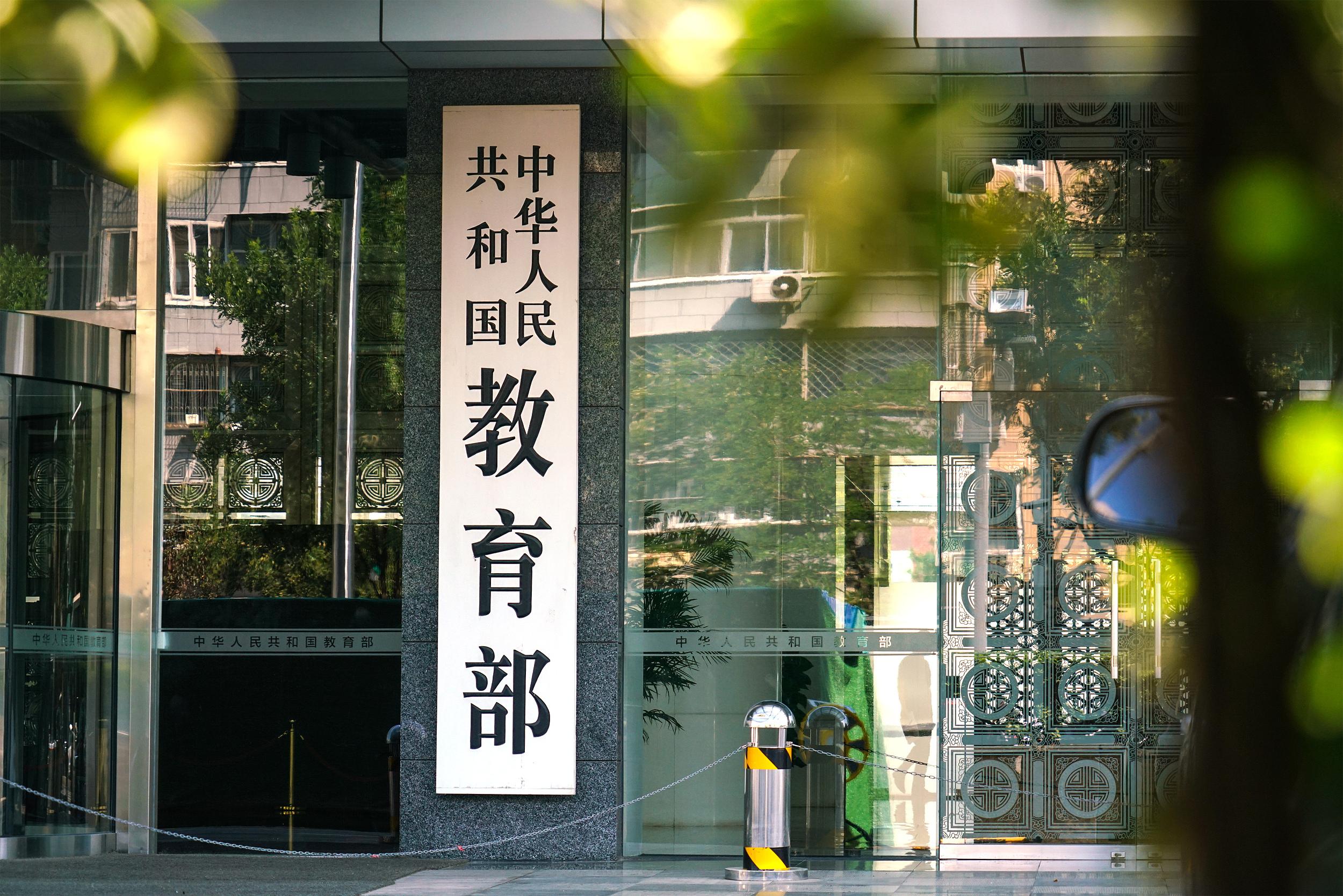 教师在幼儿园内驾车撞倒名孩子致死