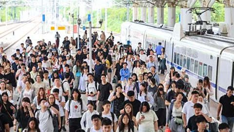 女童被压车底路人秒抬车救人