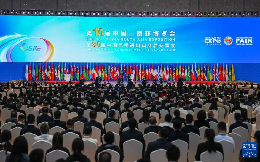 习近平等为受表彰的全国“两优一先”代表颁奖