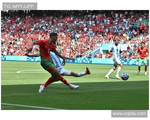 足球明星出场佩戴耳麦引发热议球场科技与运动员表现的完美结合